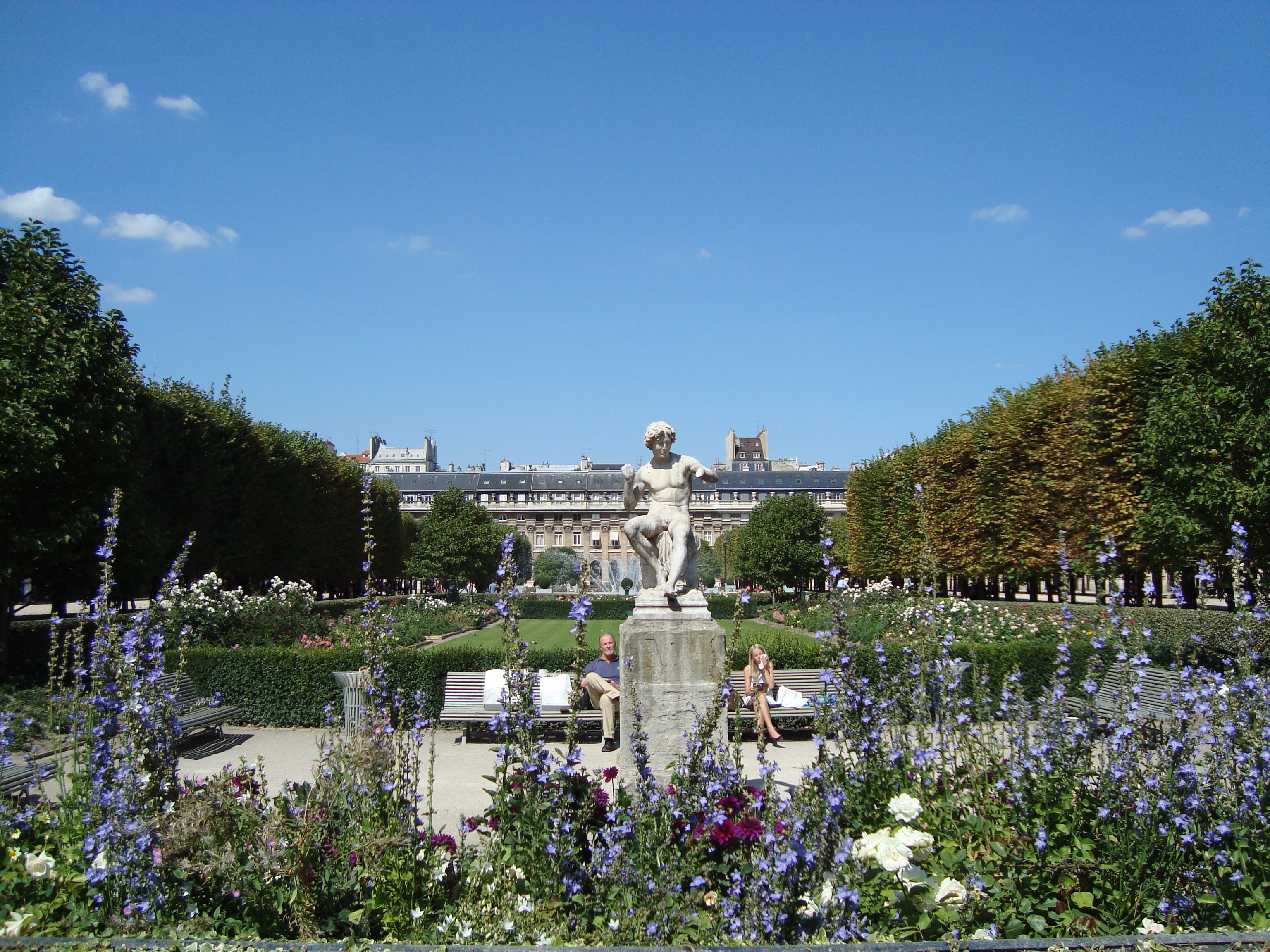Le Jardin du Palais Royal — un jardin public avec des habitants